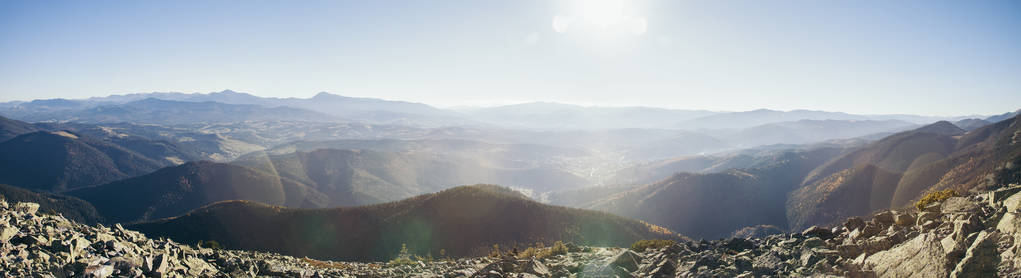 日光、カルパティア山脈、ウクライナの下で美しい山の風景のパノラマ ビュー - 写真・画像