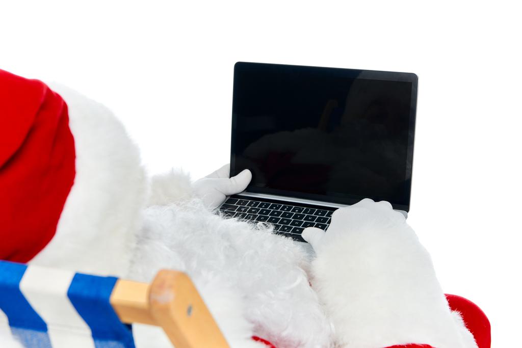 Santa claus használ laptop-val üres képernyő elszigetelt fehér - Fotó, kép