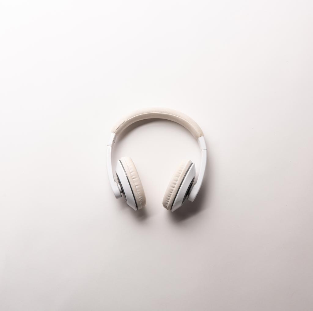 Widok z góry na słuchawki na białym tle na biały, minimalistycznym koncepcji  - Zdjęcie, obraz