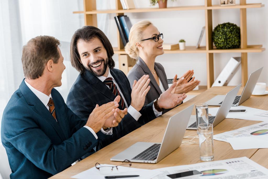 szczęśliwy biznesmenów klaskanie ręce na spotkanie w biurze - Zdjęcie, obraz