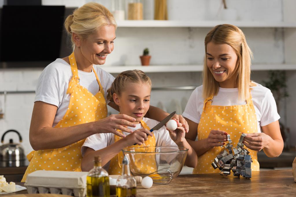 heureux trois génération famille préparation de la pâte ensemble dans la cuisine
  - Photo, image