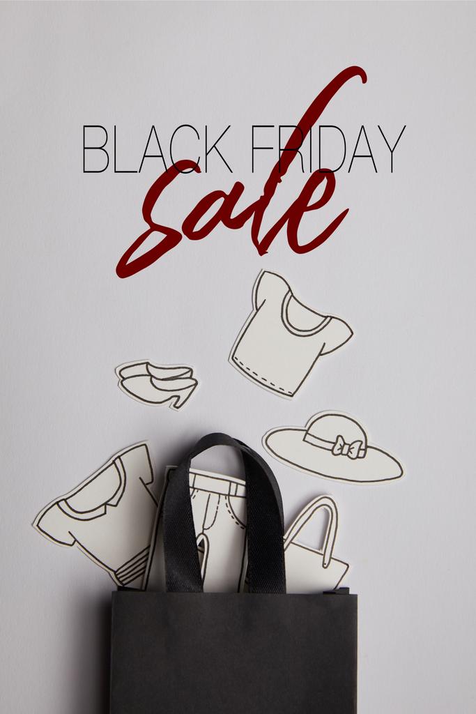 vista superior de la bolsa de compras negro con inscripción ssss y ropa de papel sobre fondo gris, concepto de compras
 - Foto, Imagen