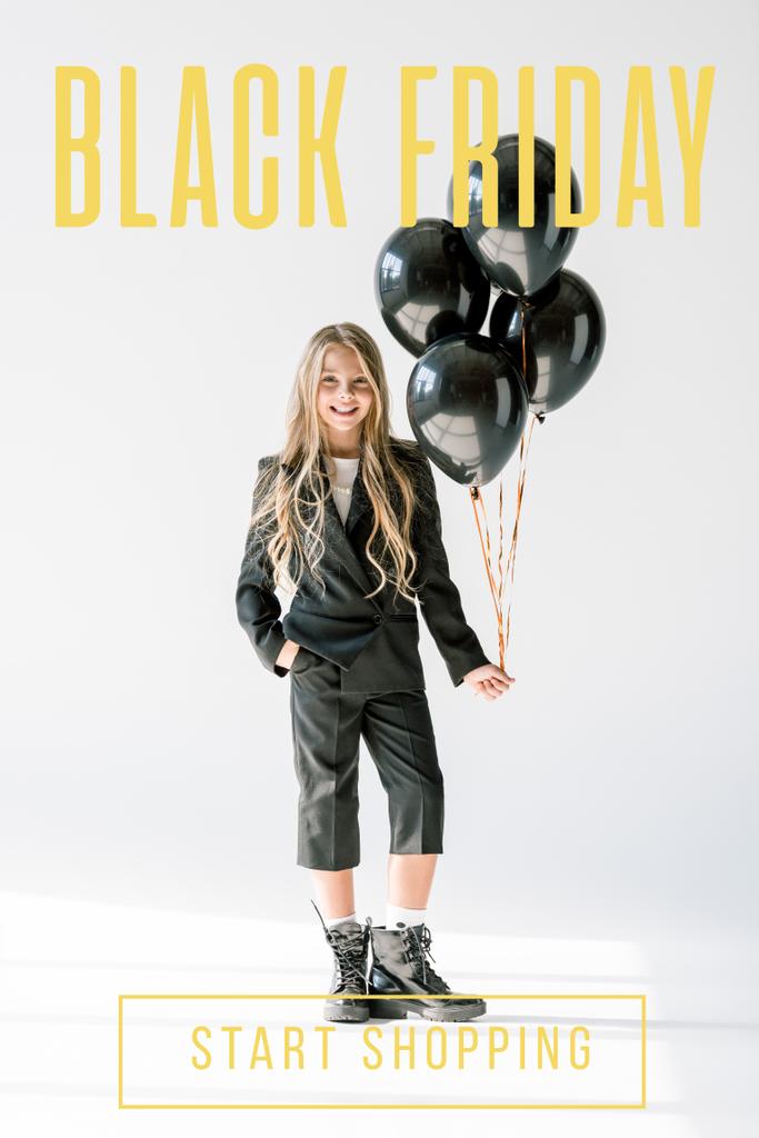 elegante niña sonriente posando con globos negros en gris, negro viernes venta banner concepto
 - Foto, Imagen