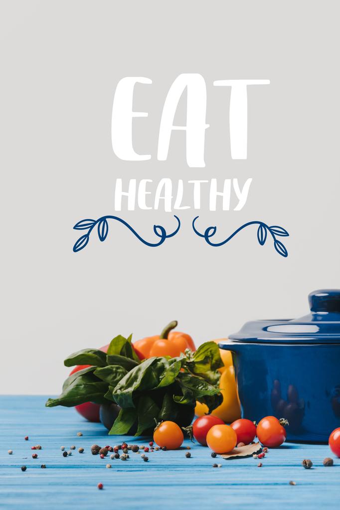 poêle avec des légumes biologiques mûrs sur la table, manger des lettres saines
 - Photo, image