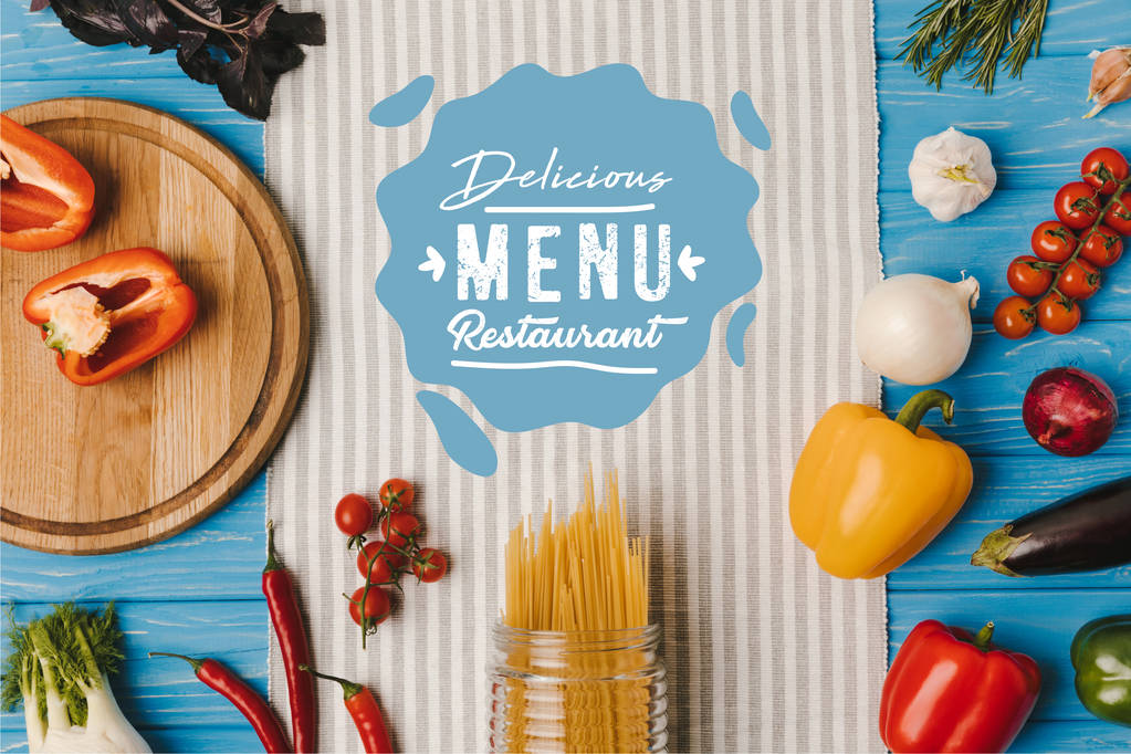 ylhäältä näkymä kypsentämättömistä pastasta ja kypsistä vihanneksista lautasliinalla sinisellä pöydällä, herkullinen ruokalista ravintola kirjoitus
 - Valokuva, kuva