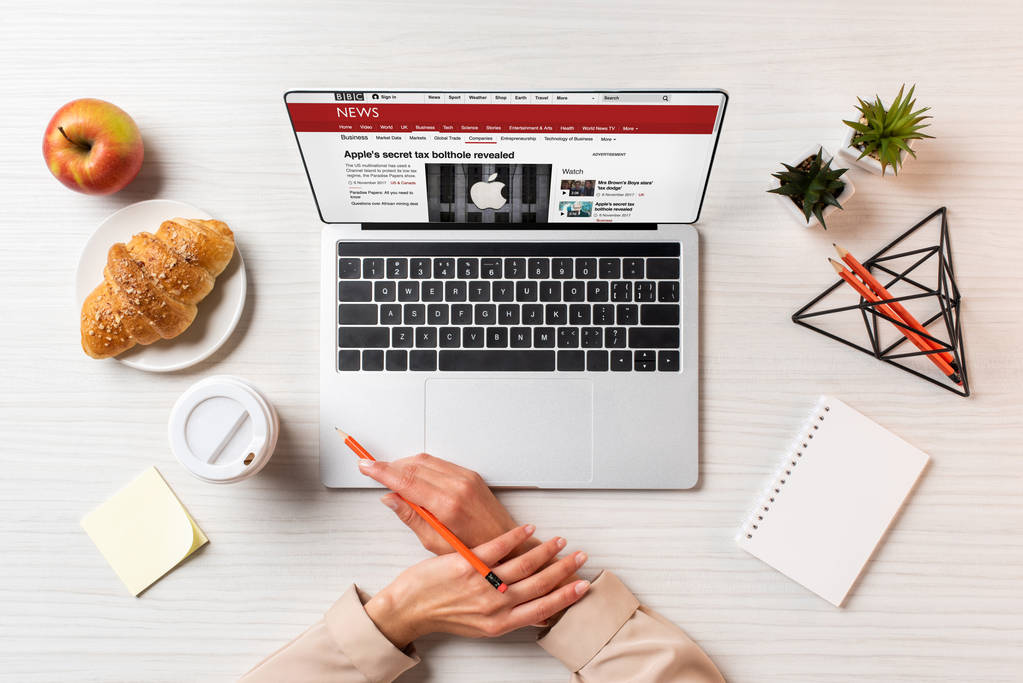 обрезанный снимок женских рук, ноутбук с новостями и обедом на столе в офисе
  - Фото, изображение