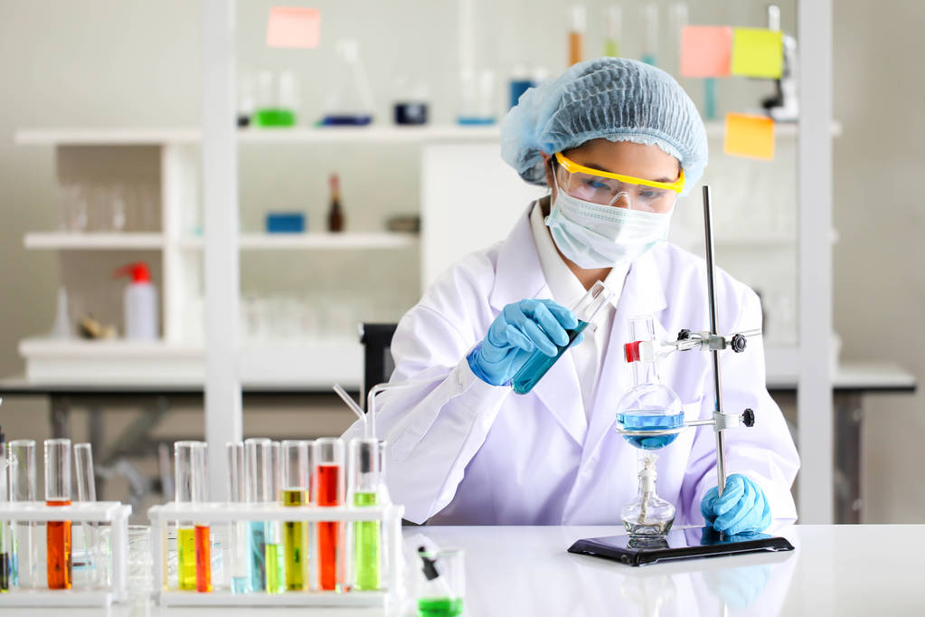 Σύνολο χημικού σωλήνα ανάπτυξης και φαρμακείο στο εργαστήριο, βιοχημεία και ερευνητική τεχνολογία έννοια. - Φωτογραφία, εικόνα