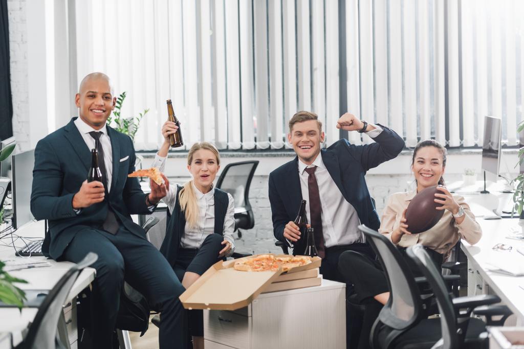 ενθουσιασμένοι νέους επιχειρηματίες πίνοντας μπύρα και τρώγοντας πίτσα στο γραφείο  - Φωτογραφία, εικόνα