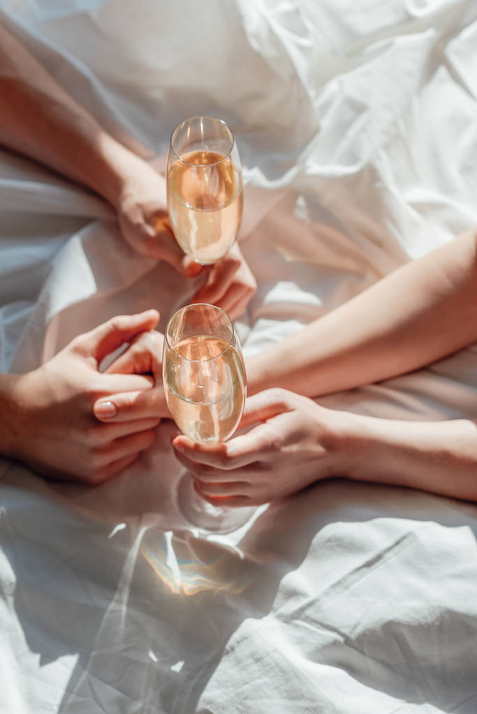 Kırpılan bardak şampanya elele ned ile çift doz - Fotoğraf, Görsel