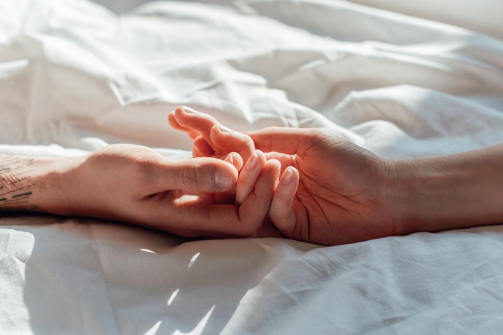 частковий вид пари в живому тримачі має, лежачи в ліжку разом
 - Фото, зображення
