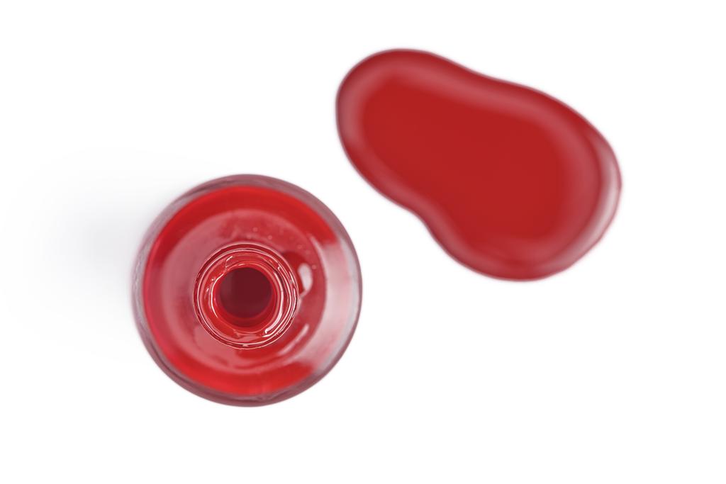 верхний вид красного лака для ногтей изолирован на белом
  - Фото, изображение