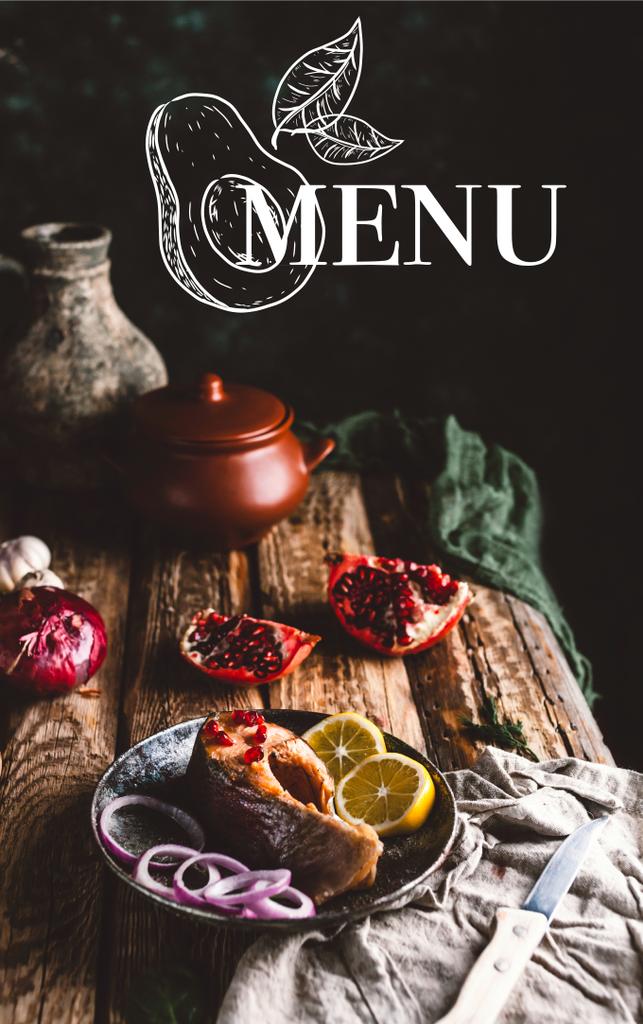 ノルウェー サーモンのムニエル レモンと木製のテーブルでザクロと皿に玉ねぎを焼きメニュー レタリング - 写真・画像