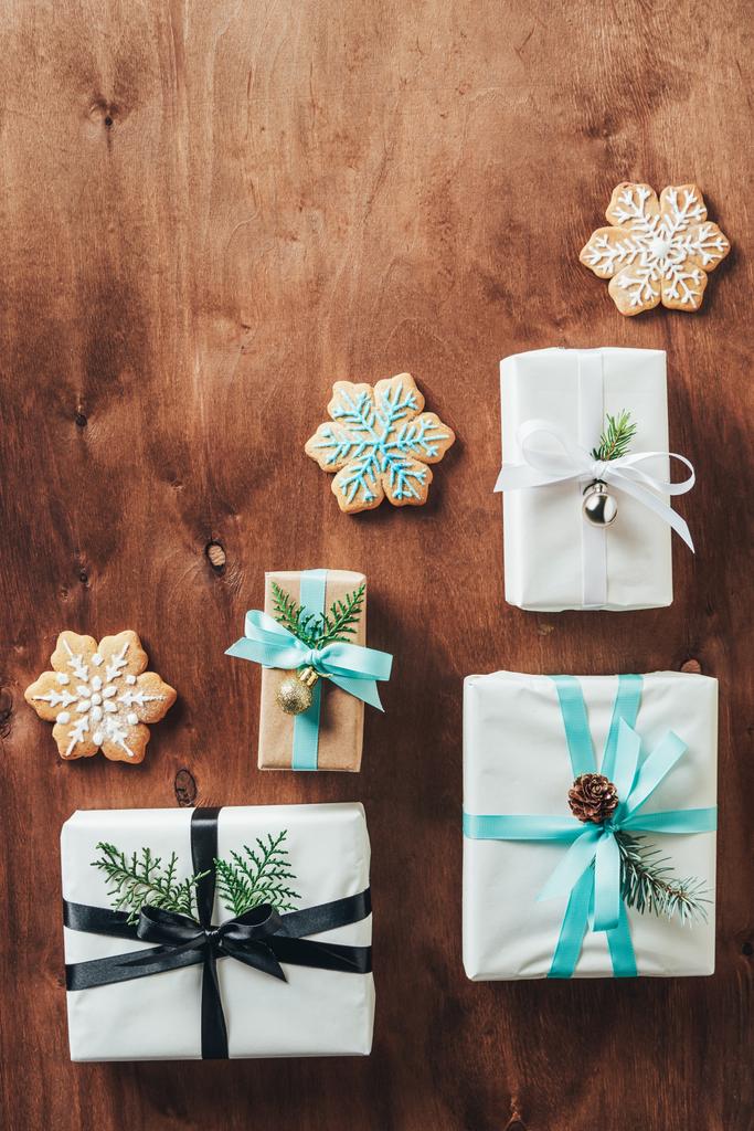 вид зверху на подарункові коробки та різдвяне печиво з глазур'ю на дерев'яному фоні
 - Фото, зображення