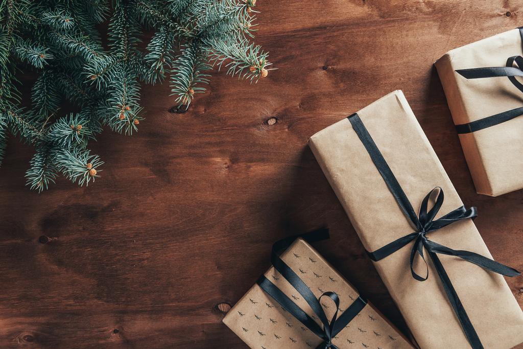 piso con cajas de regalo de Navidad y rama de abeto sobre fondo de madera con espacio de copia
 - Foto, imagen