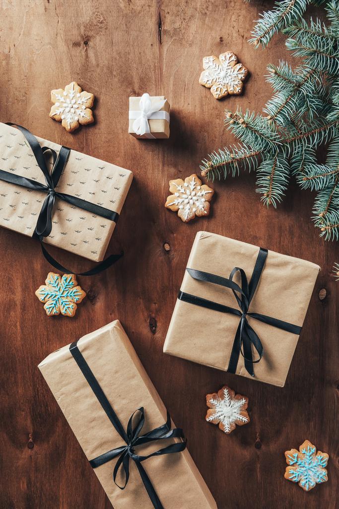 flat lay com caixas de presente de Natal, ramo de abeto e biscoitos em fundo de madeira
   - Foto, Imagem