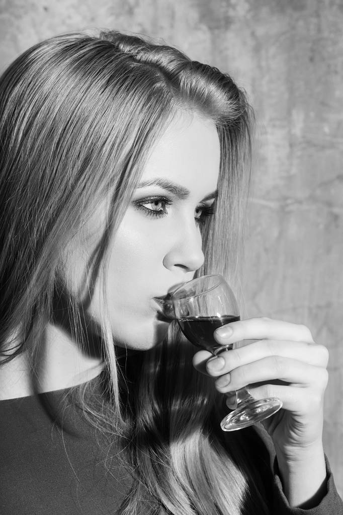 Femme boire un verre de vin rouge
 - Photo, image
