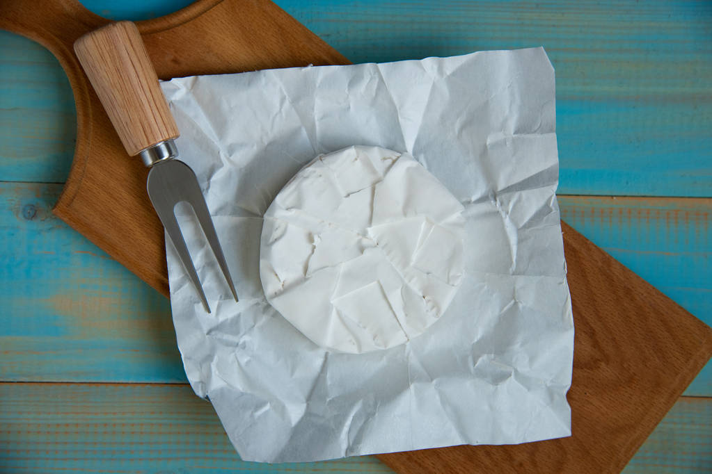 sýr brie nebo camembert, vidličkou - Fotografie, Obrázek