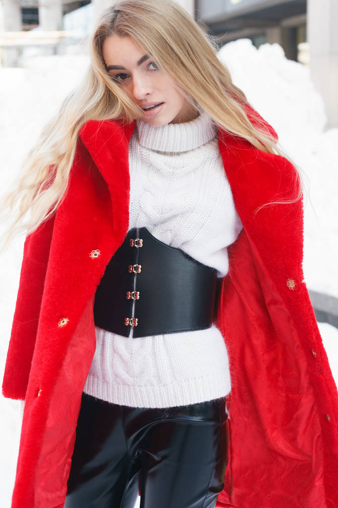zimowe, moda, ludzie koncepcja - moda, portret pięknej młodej kobiety, spacery po mieście, uśmiechając się czerwony futro coat szczegół płatki śniegu zima zimny, oddychać świeżym powietrzem, na mróz, zimowy dzień. zachód słońca - Zdjęcie, obraz