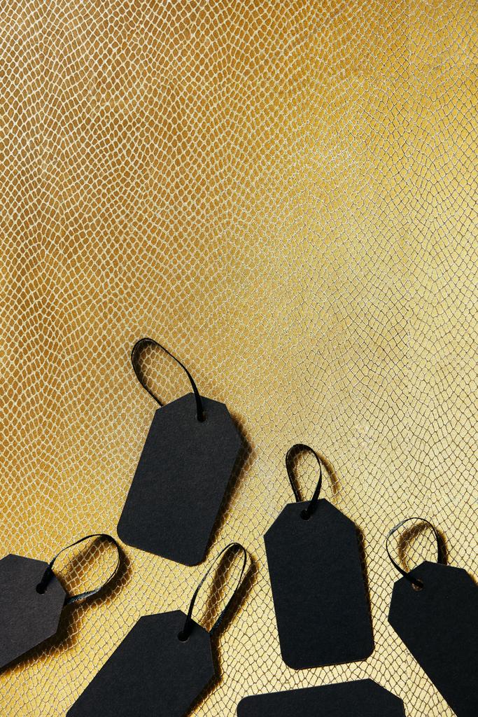 Ansicht schwarzer Rohpreisschilder auf goldenem Hintergrund, Black-Friday-Konzept - Foto, Bild