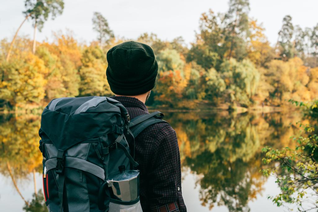 mannelijke reiziger met rugzak op herfst achtergrond - Foto, afbeelding