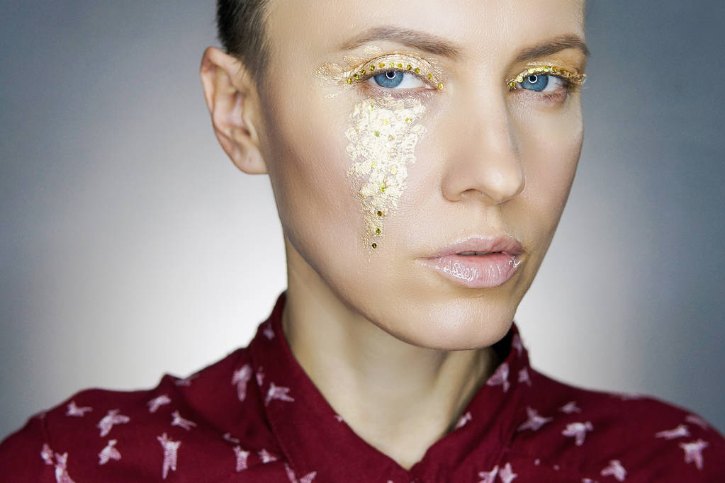 Krásná žena s zlatými make-up jako slzy - Fotografie, Obrázek