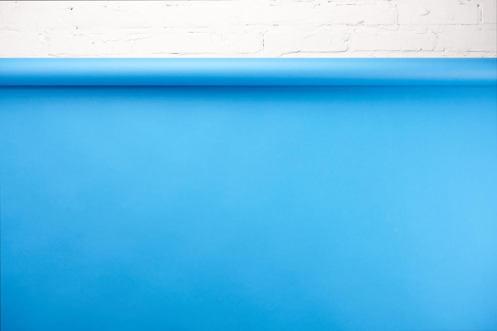 fundo azul brilhante e parede de tijolo branco
 - Foto, Imagem