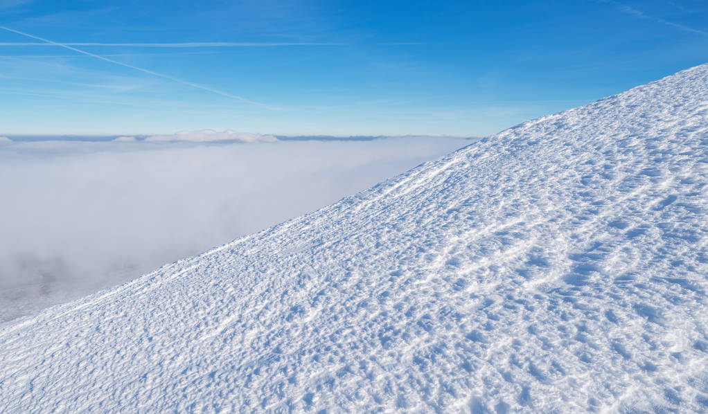 Makro çekim kar doku. Dağlarda kar örtüsü. Arka plan mavi gökyüzüne. - Fotoğraf, Görsel