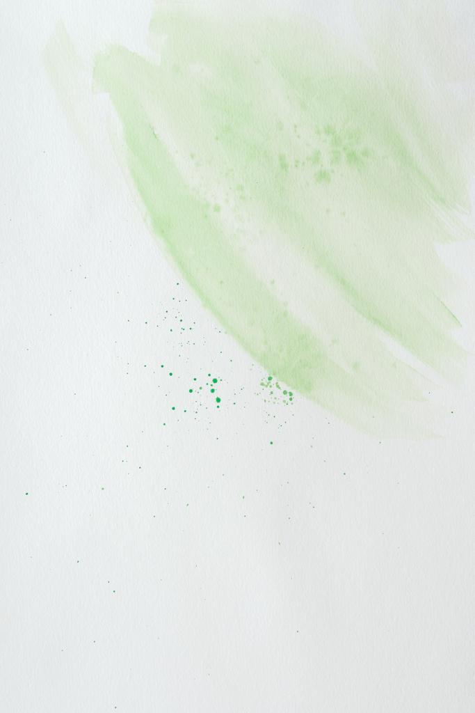 abstrakte grüne Aquarellzeichnung auf weißem Papier - Foto, Bild