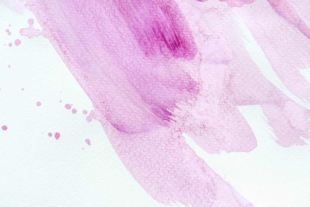 abstrakte violette Aquarellstriche mit Spritzern auf weißem Papier - Foto, Bild