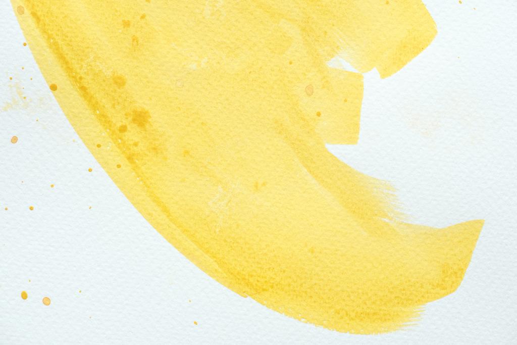 primer plano del trazo de acuarela amarilla sobre fondo de papel blanco
 - Foto, Imagen