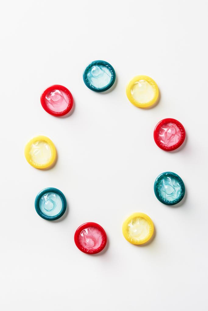 pohled shora vícebarevné kondomů na bílém pozadí - Fotografie, Obrázek