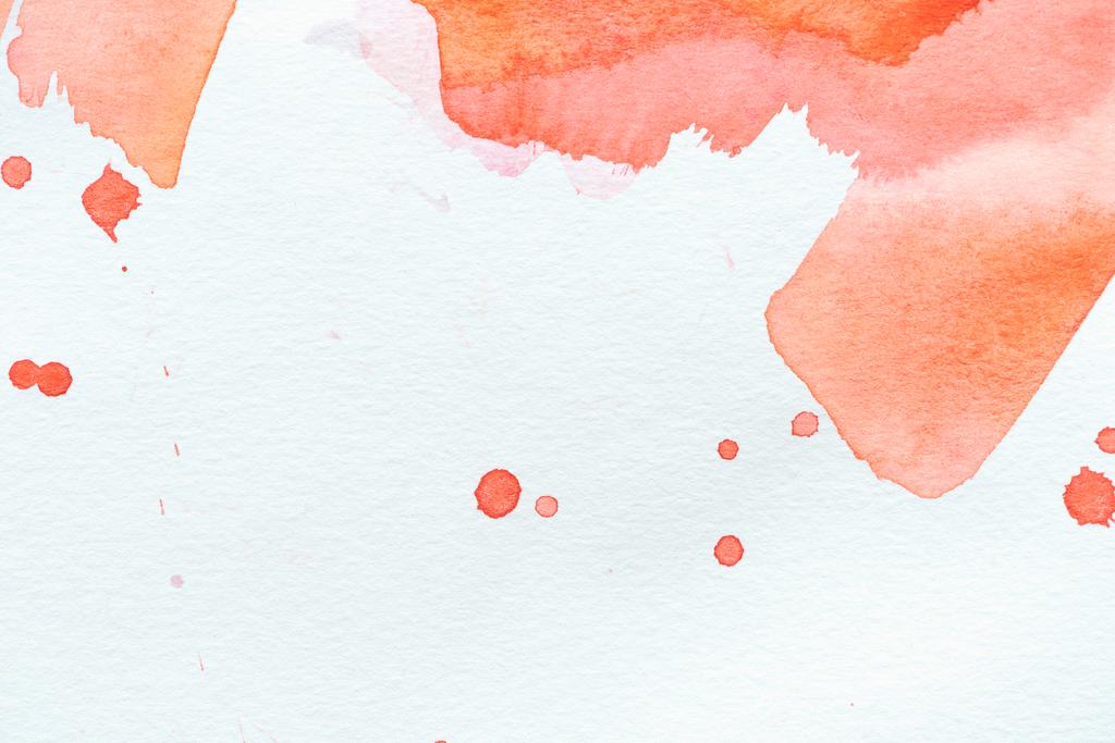 vuruş ve splatters beyaz kağıt üzerinde soyut kırmızı suluboya resim - Fotoğraf, Görsel