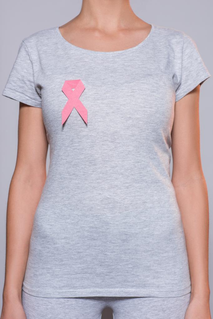 övben lövés a nő mell rák tudatosság rózsaszín szalag a szürke háttér, szürke póló - Fotó, kép