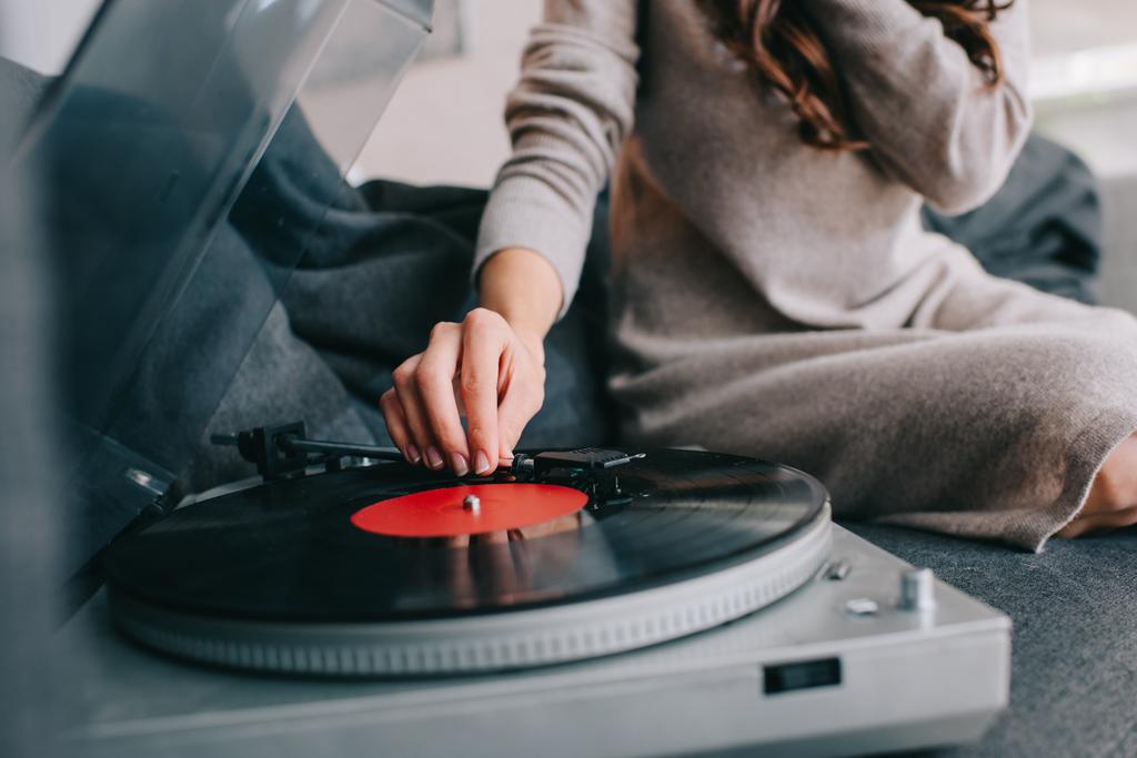 oříznutý snímek žena poslech hudby s vinyl gramofon na gauči doma - Fotografie, Obrázek