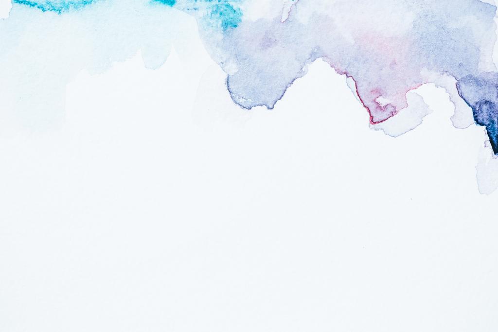 abstrakte blaue und lila Aquarellflecken auf weißem Papierhintergrund mit Kopierraum - Foto, Bild