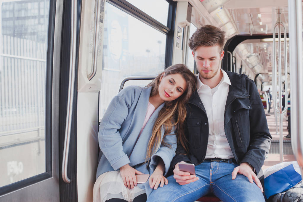 couple dans le métro, jeunes banlieusards assis ensemble
 - Photo, image