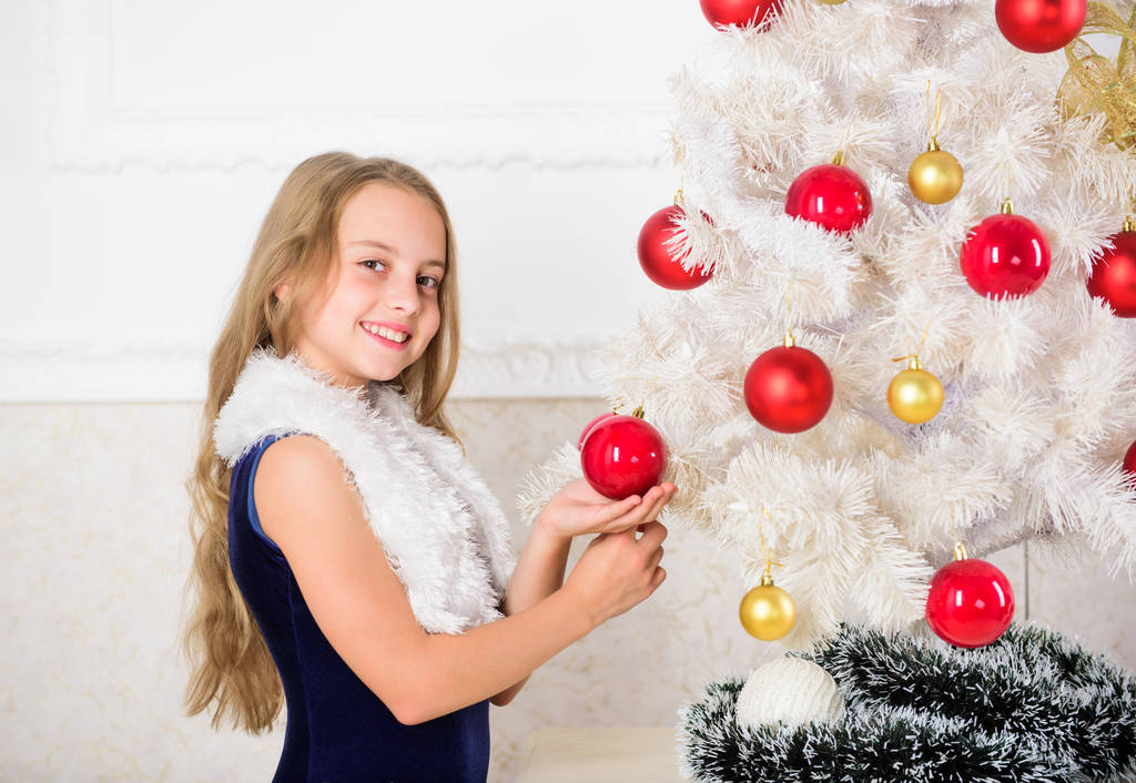 Zimowe wakacje koncepcja. Koncepcja rodzinne wakacje. Sukienka z aksamitu dziewczyna czuć świąteczny w pobliżu choinki. Bardzo wyjątkowy czas w roku. Rozprzestrzeniania dopingować Boże Narodzenie. Noworodek szczęśliwy, ponieważ sezon wakacyjny przybywa - Zdjęcie, obraz