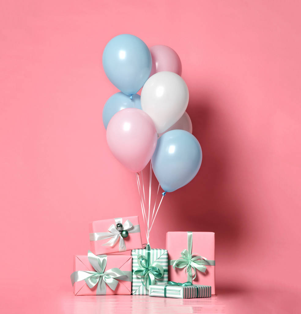 Hélium gonflable couleur pastel latex bleu clair rose ballons blancs et cadeaux présents fond
 - Photo, image