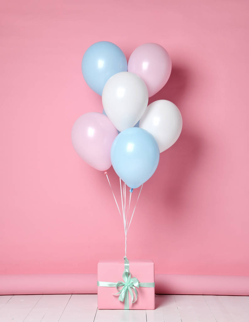 ヘリウム インフレータブル ラテックス パステル カラー ライト ブルー ピンク白い風船背景誕生日結婚式   - 写真・画像