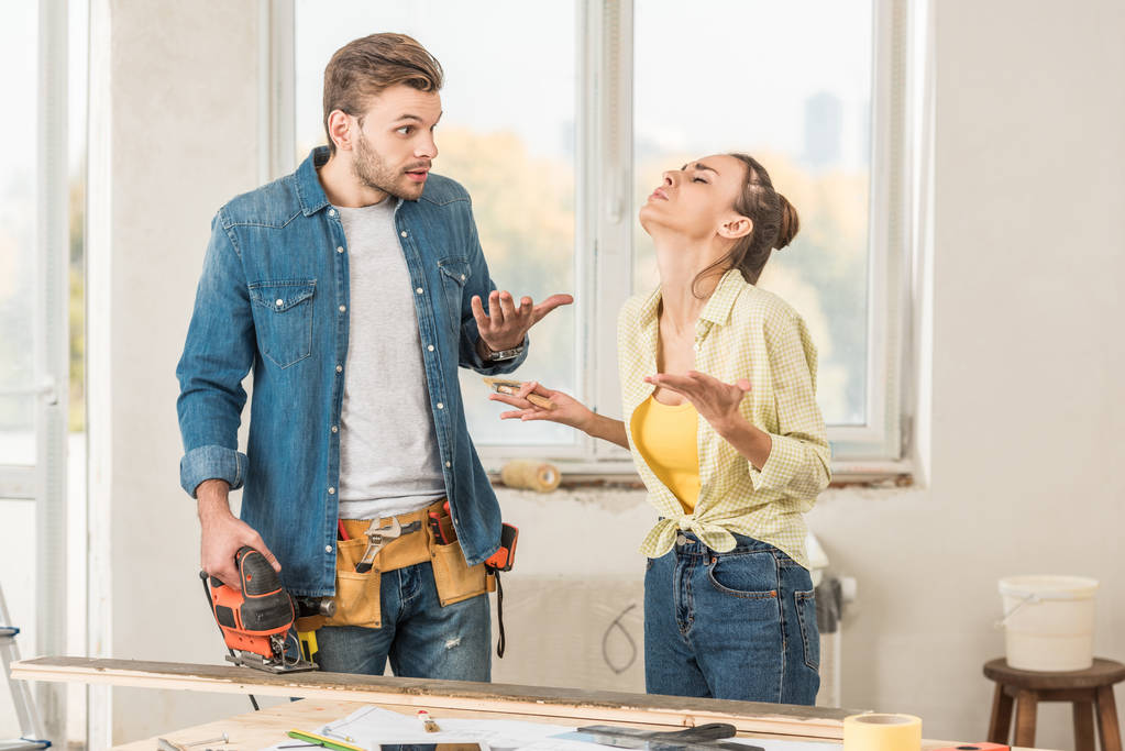 Emotionales junges Paar streitet bei Hausbau - Foto, Bild