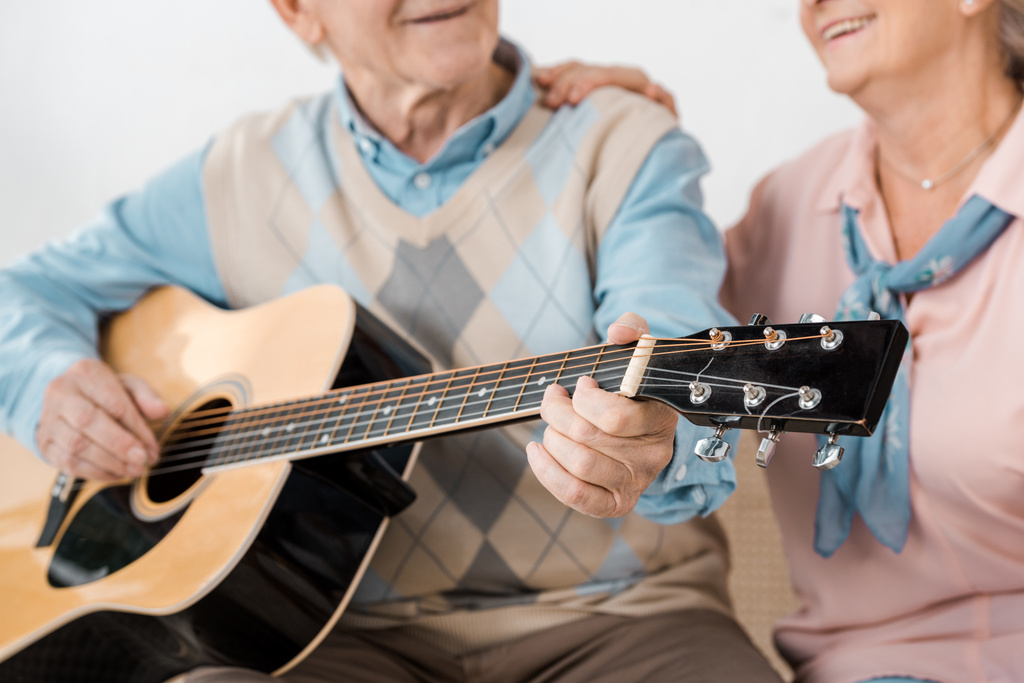 zbliżenie na starszy mężczyzna gra na gitarze akustycznej uśmiechający się włos starszy z - Zdjęcie, obraz