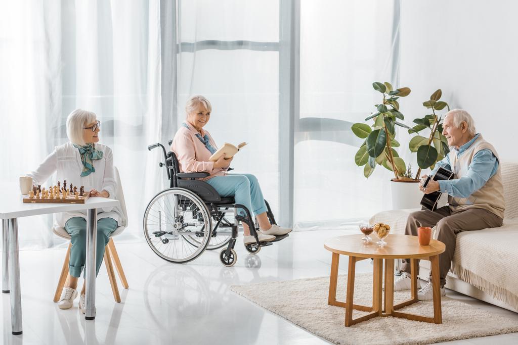 пожилые люди проводят время вместе в доме престарелых
 - Фото, изображение