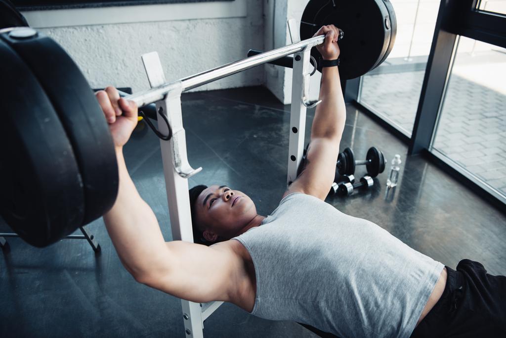 desportista muscular exercitando com barbell no ginásio
 - Foto, Imagem