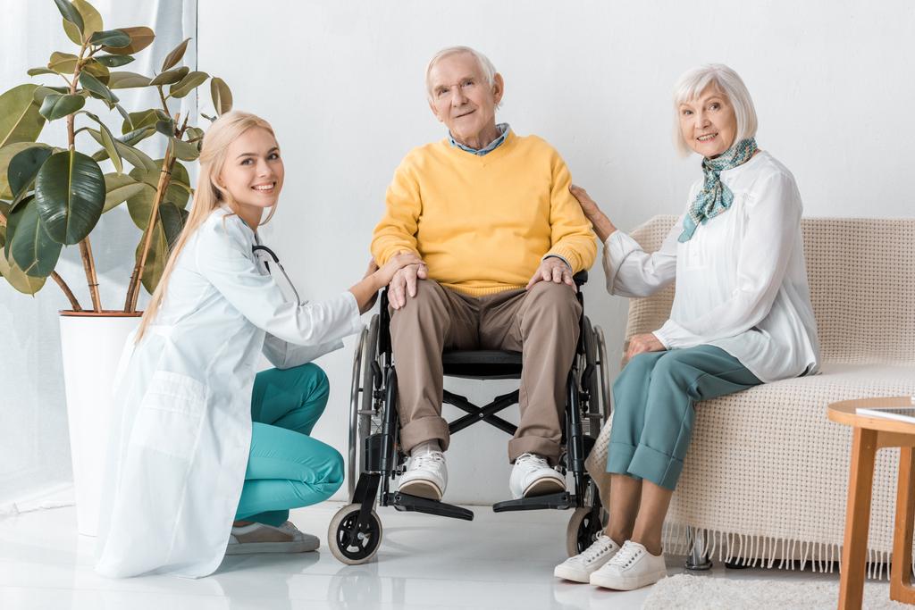 giovane medico donna seduto con pazienti anziani in clinica
 - Foto, immagini