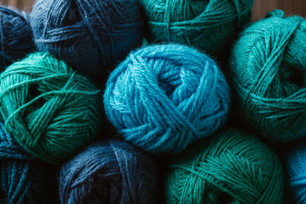 marco completo de bolas de hilo azul y verde para tejer como fondo
 - Foto, Imagen