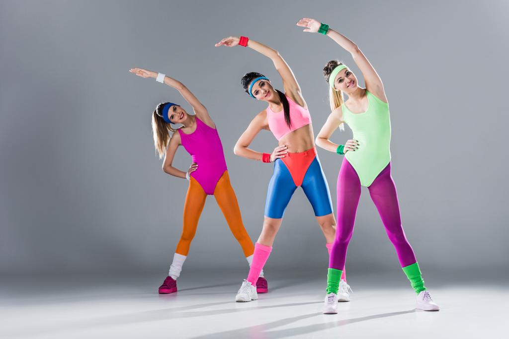 houkutteleva urheilullinen tytöt kehonpuvut koulutusta aerobic harjoitus harmaa
 - Valokuva, kuva