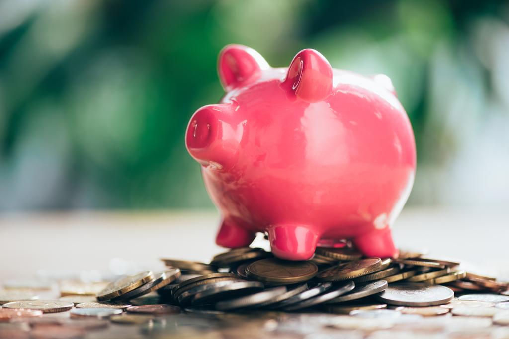vista close-up do banco piggy rosa na pilha de moedas
 - Foto, Imagem