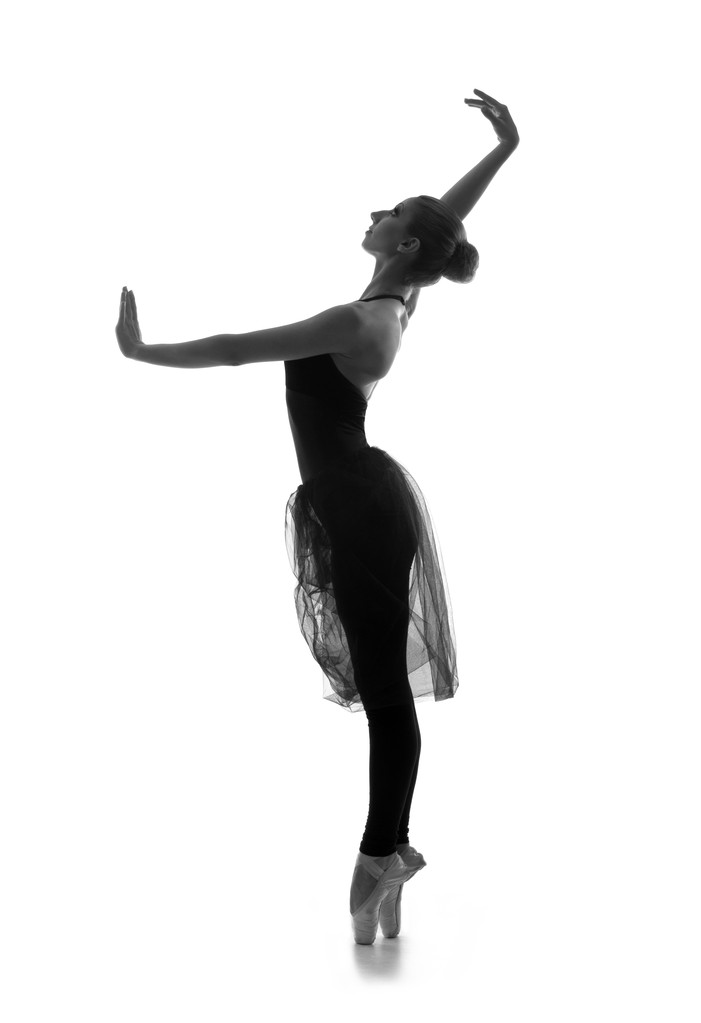 černé a bílé stopy mladé krásné baletky - Fotografie, Obrázek
