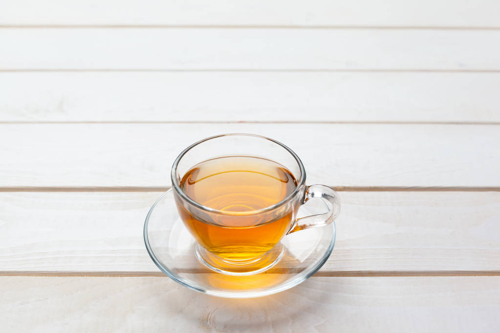 Taza de té sobre mesa de madera blanca - Foto, Imagen
