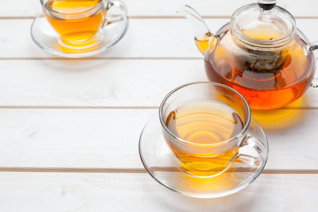 Dos tazas de té sobre una mesa de madera blanca
 - Foto, Imagen